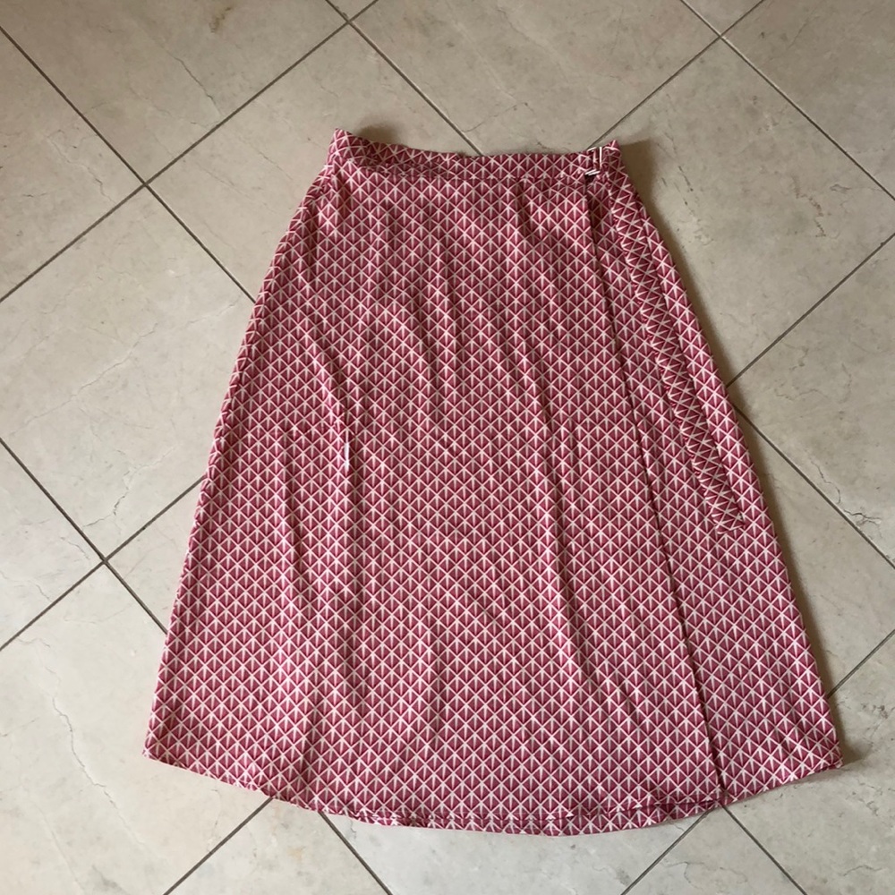Red/off-white a-line skirt, poly satin